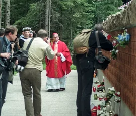 Prymas Józef Glemp święci tabliczki epitafijne