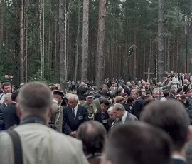 Kwiaty składa delegacja Rodzin Katyńskich