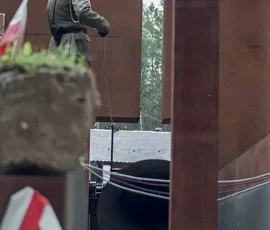 Podziemny dzwon pod Bramą Pamięci