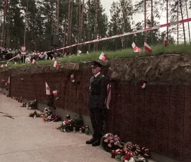 Mur z tabliczkami epitafijnymi