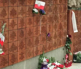 Mur z tabliczkami epitafijnymi