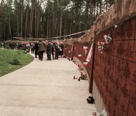 Rodziny Katyńskie przy tabliczkach swoich bliskich