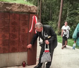 Rodziny Katyńskie przy tabliczkach swoich bliskich