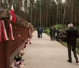 Rodziny Katyńskie przy tabliczkach swoich bliskich