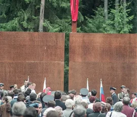 Rodziny Katyńskie pod Bramą Pamięci