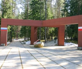 Rozstajne drogi prowadzące na część rosyjską i polską memoriału