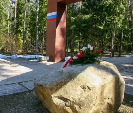 Rozstajne drogi prowadzące na część rosyjską i polską memoriału