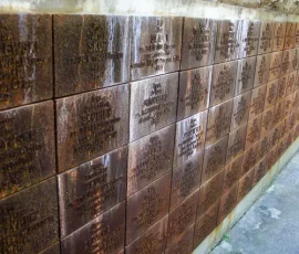 Mur z tabliczkami epitafijnymi