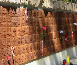 Mur z tabliczkami epitafijnymi