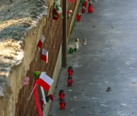 Mur z tabliczkami epitafijnymi