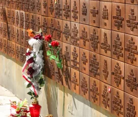 Mur z tabliczkami epitafijnymi