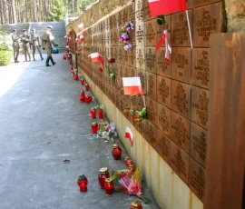 Mur z tabliczkami epitafijnymi