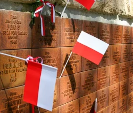 Mur z tabliczkami epitafijnymi