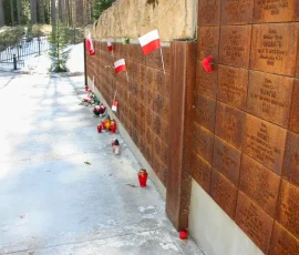 Mur z tabliczkami epitafijnymi