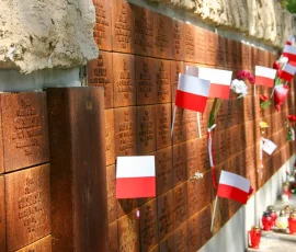 Mur z tabliczkami epitafijnymi