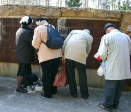 Rodziny przy tabliczkach swoich bliskich