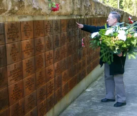 Rodziny przy tabliczkach swoich bliskich