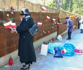 Rodziny przy tabliczkach swoich bliskich