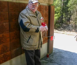 Rodziny przy tabliczkach swoich bliskich