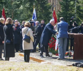 Wieniec w imieniu Rodzin Katyńskich składają Andrzej Sariusz-Skąpski i Ewa Bąkowska z córkami – wnuczka i prawnuczki gen. Mieczysława Smorawińskiego, oraz prawnukowie Wawszczakowie