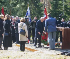 Wieniec w imieniu Rodzin Katyńskich składają Andrzej Sariusz-Skąpski i Ewa Bąkowska z córkami – wnuczka i prawnuczki gen. Mieczysława Smorawińskiego, oraz prawnukowie Wawszczakowie